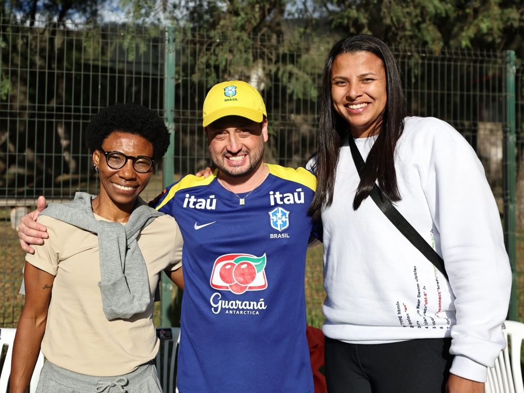 Pretinha e Zizi com o técnico Arthur Elias. Foto:Lívia Villas Boas/CBF