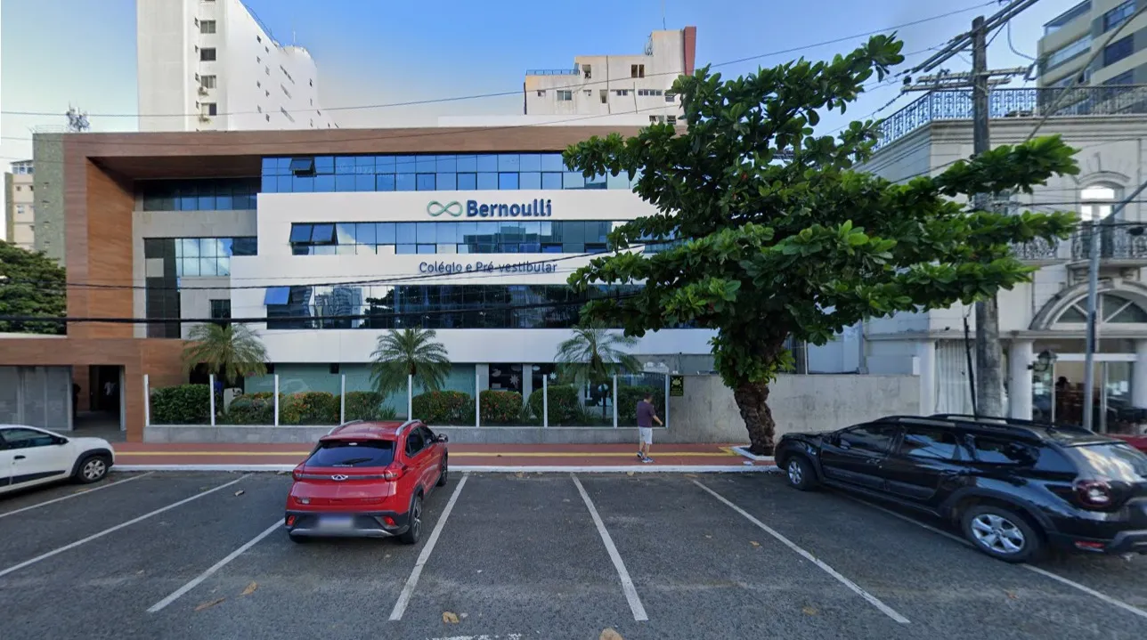 Justiça proíbe venda casada de material didático no Colégio Bernoulli, em Salvador 