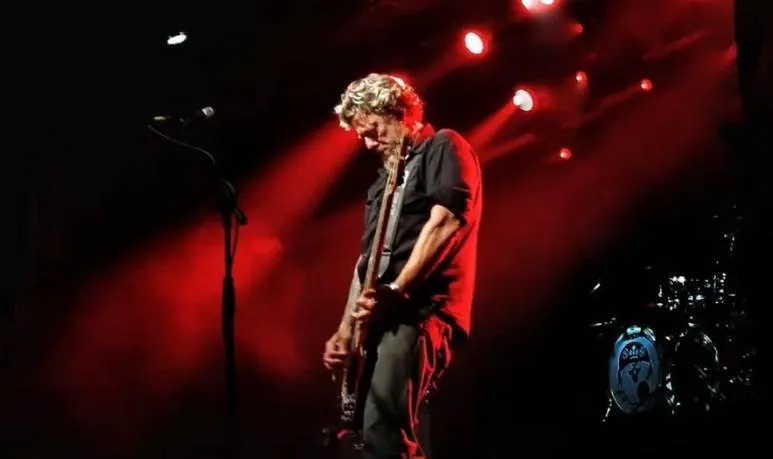 Morre Canisso, baixista da banda Raimundos, aos 57 anos