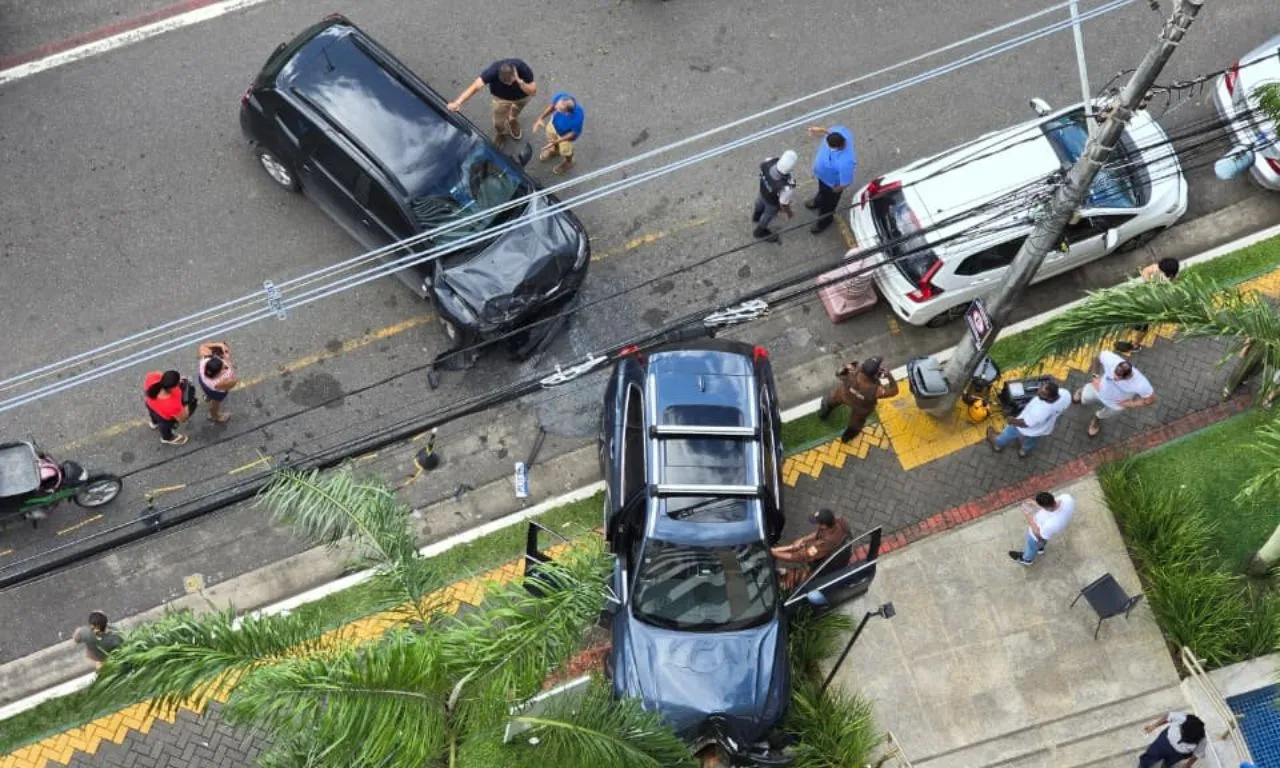 Motorista perde controle de veículo e atinge carros na Avenida Paralela