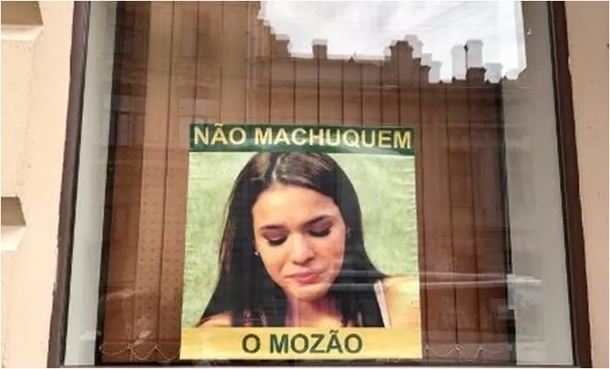 Brasileiros espalham cartazes na Rússia com foto de Bruna Marquezine “Não machuquem o mozão”