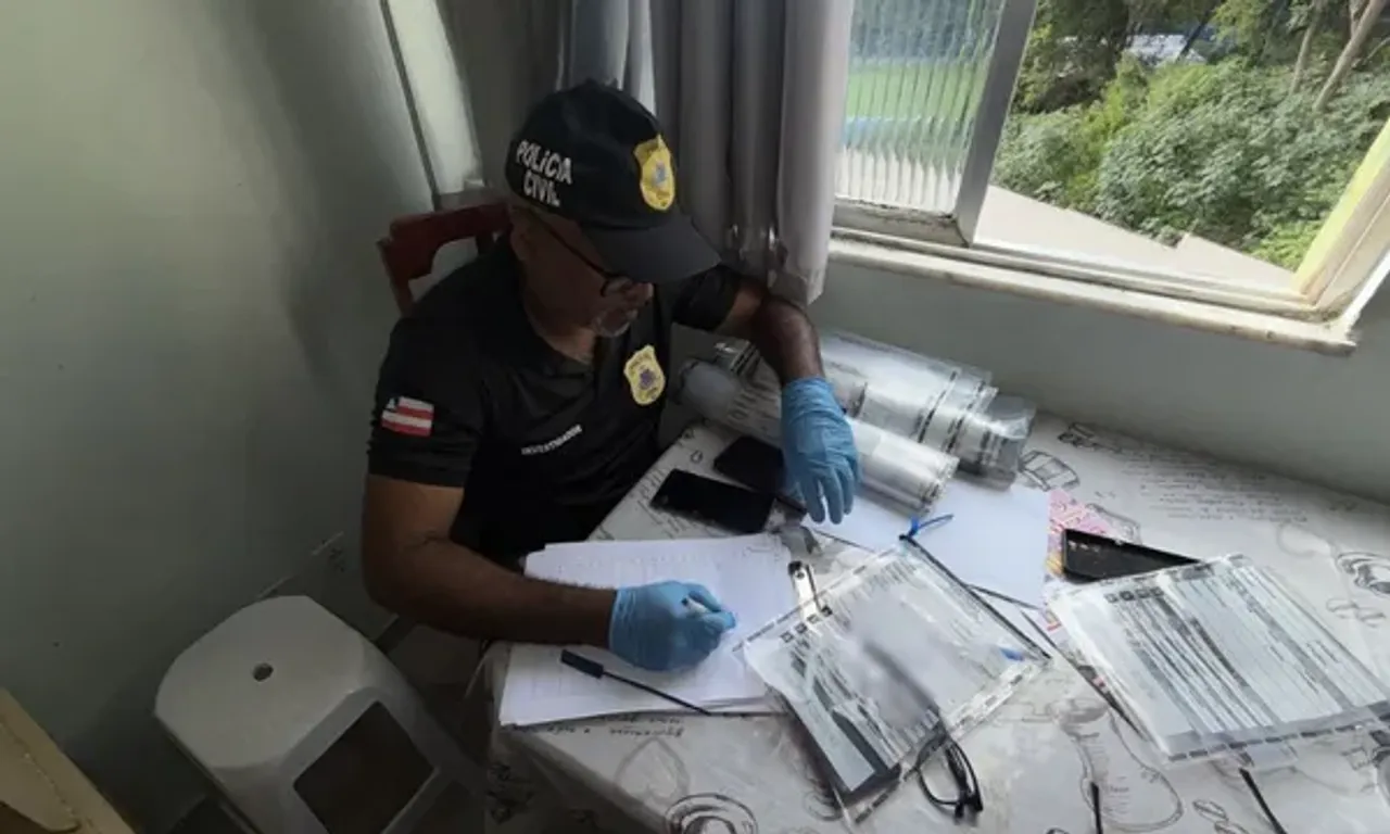 Jovem &eacute; preso armazenar pornografia infantil e aliciar menores em Salvador. Foto: PCBA