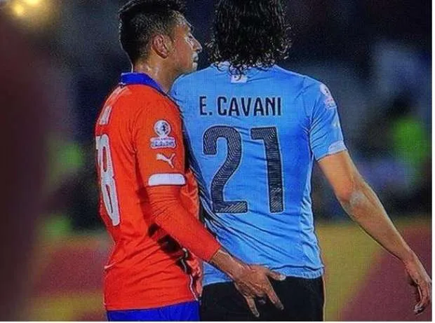 Exame de próstata? Conmebol deve julgar Jara por ato obsceno em Cavani