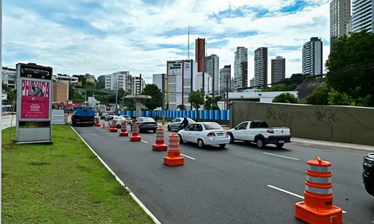 Uma obra de instala&ccedil;&atilde;o de uma passarela interdita uma faixa da Av. Juracy Magalh&atilde;es Jr, em Salvador, por pelo menos 90 dias. Foto: Jefferson Peixoto/Secom Pms