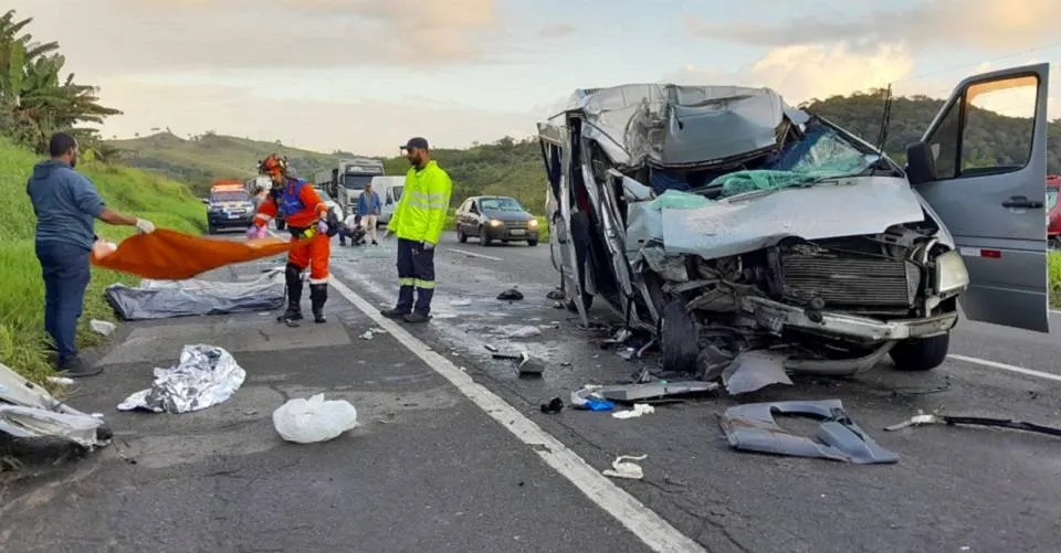 Três pessoas morrem em acidente com van na BR-324; vítimas fariam tratamento médico em Salvador