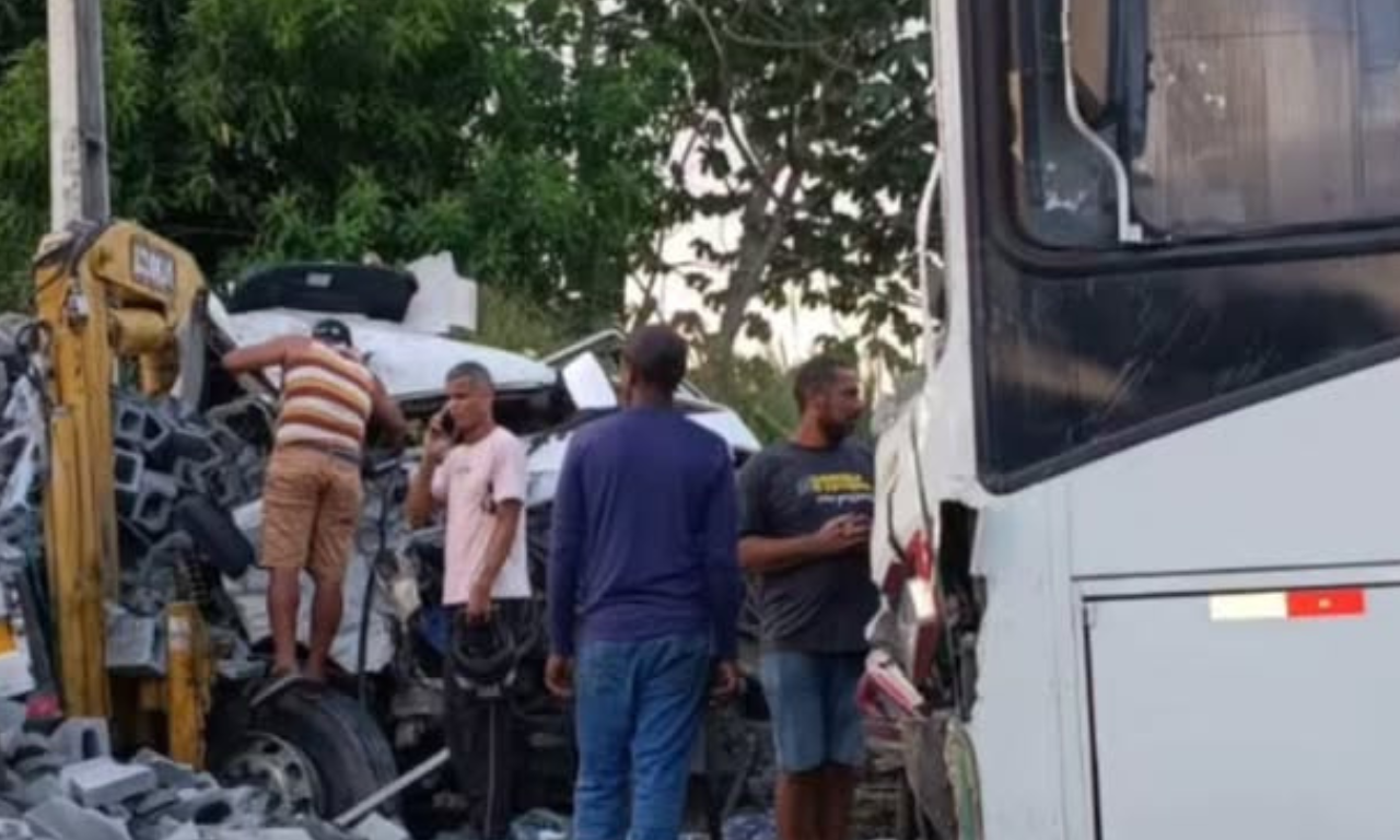 Colis&atilde;o entre &ocirc;nibus e caminh&atilde;o de tijolos deixa dois feridos em Cama&ccedil;ari. Foto: Reprodu&ccedil;&atilde;o