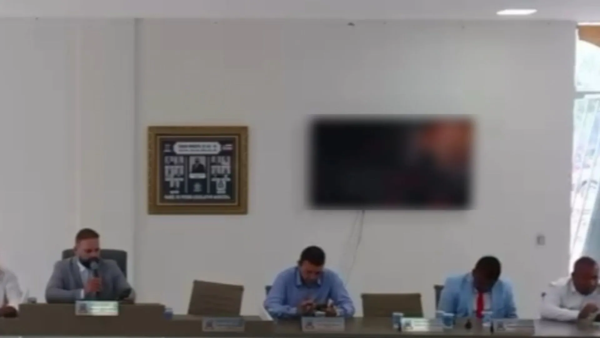 Vídeo pornográfico é exibido durante sessão de Câmara Municipal na Bahia; veja