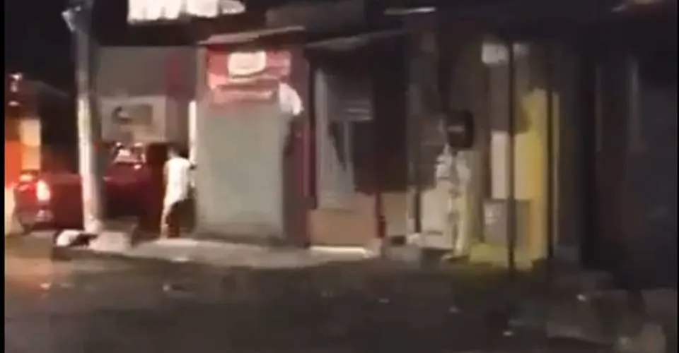 Casal é flagrado fazendo sexo ao lado de sex shop em Paripe; assista