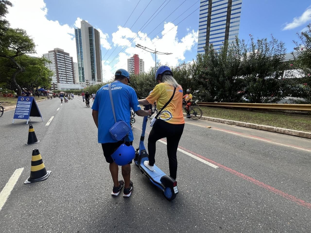 Gratuita e aberta ao público, as aulas de condução de patinetes oferecem instruções práticas. Foto: Ascom | Semob