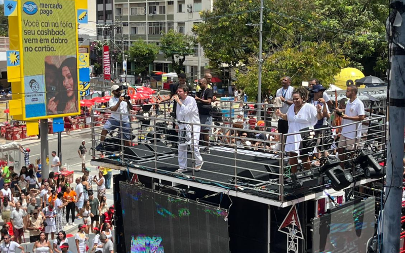 Saulo Fernandes iniciou sua carreira nacionalmente &agrave; frente da banda Eva e, desde 2013, segue em carreira solo. Conhecido por misturar ax&eacute;, MPB e influ&ecirc;ncias espirituais em suas composi&ccedil;&otilde;es/Foto: Aratu On/Matheus Caldas