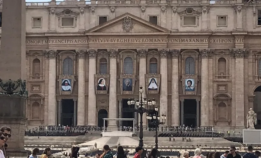 Imagem de Irmã Dulce é colocada na Praça de São Pedro, no Vaticano 