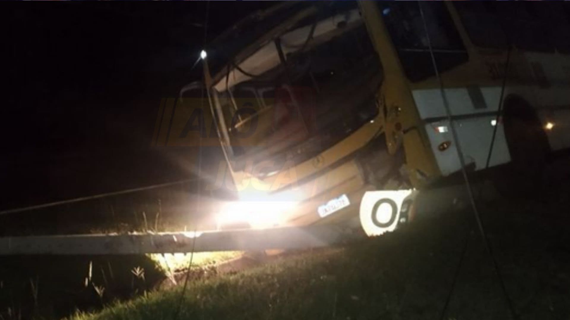 Ônibus bate em poste na AV. Paralela. Foto: Reprodução | Alô Juca