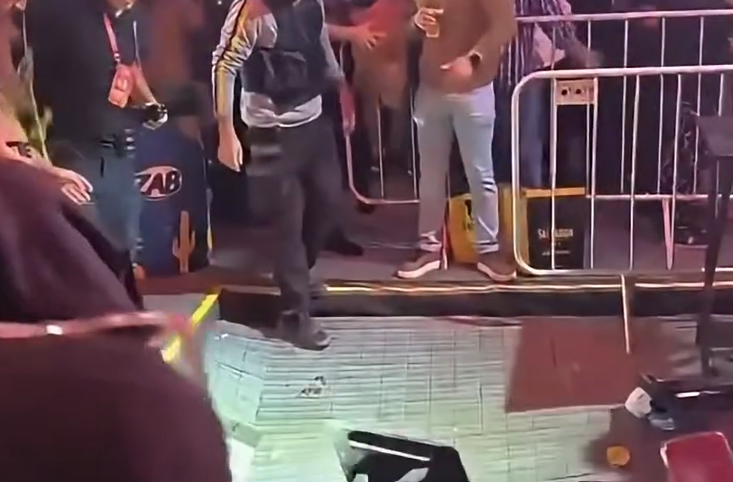 Parte do piso de um camarote cedeu durante a madrugada desta quarta-feira (24), durante o Arrai&aacute; da Conquista.| Reprodu&ccedil;&atilde;o