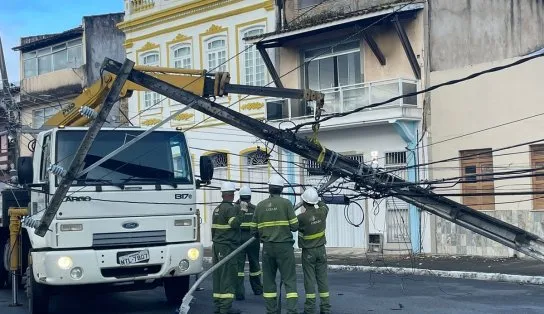 Queda de poste deixa moradores da Ribeira sem energia elétrica: "teve um estrondo"