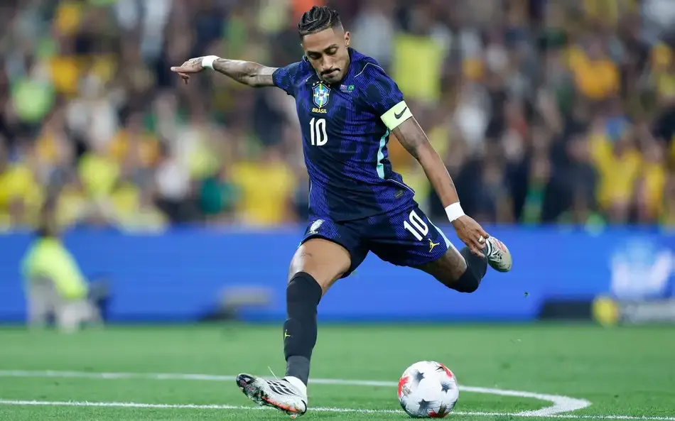Raphinha chuta bola durante amistoso entre Brasil e Austr&aacute;lia | Foto: Rafael Ribeiro/CBF