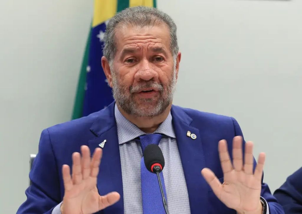 Carlos Lupi deixa o Ministério da Previdência após a descoberta da fraude no INSS. Foto: Agência Brasil