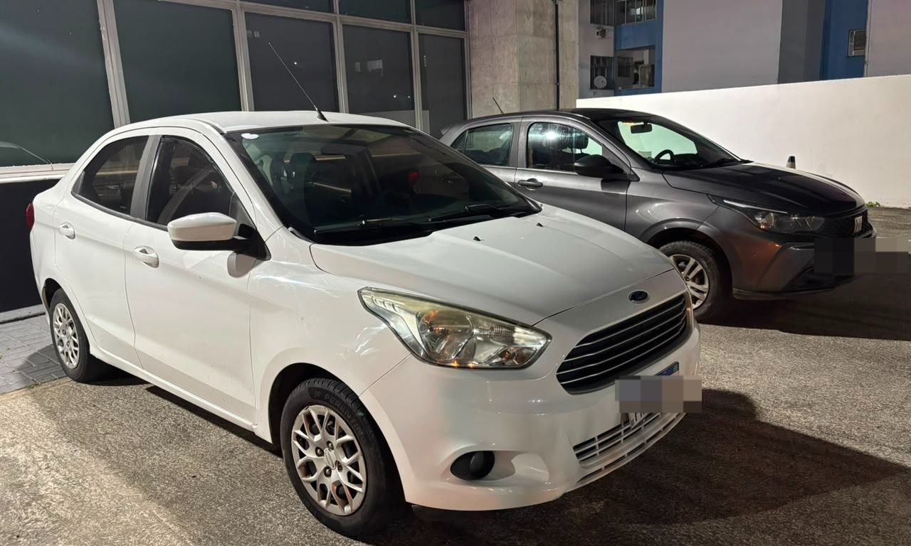 Homem &eacute; preso em flagrante ap&oacute;s roubar carro em Pitua&ccedil;u