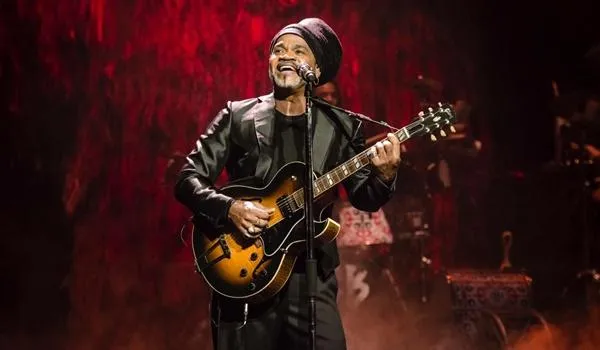 Carlinhos Brown lança live inédita no próximo sábado
