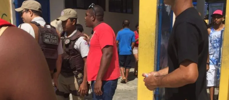 FLAGRANTE: Polícia tenta coibir boca de urna no Colégio Rotary, em Itapuã.