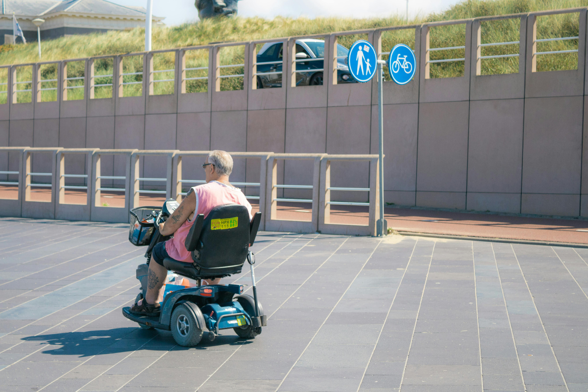 Cadeirante Na Cadeira De Rodas Elétrica. | Foto: Pexels 