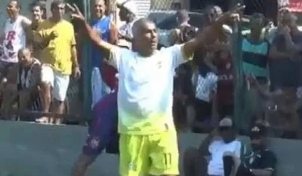 VÍDEO: ex-atacante Romário  se envolve em confusão em final de campeonato amador no Rio de Janeiro