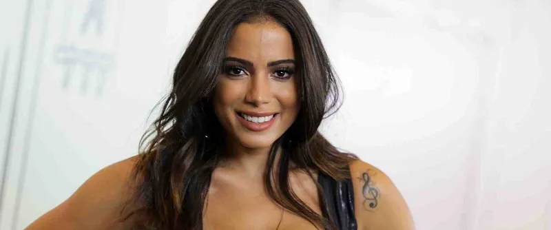 PODEROSA: Anitta deixa seguidores ‘babando’ com foto de lingerie