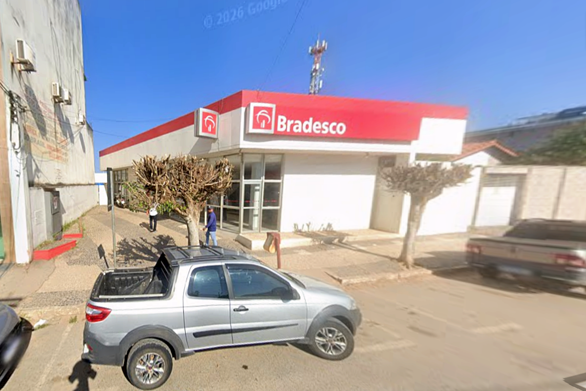 Homem &eacute; preso em flagrante por tentar arrombar caixa eletr&ocirc;nico na Bahia. Foto: Street View
