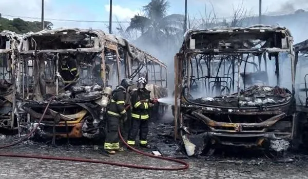Incêndio destrói cinco ônibus em garagem de transporte público de Ilhéus; veja vídeo