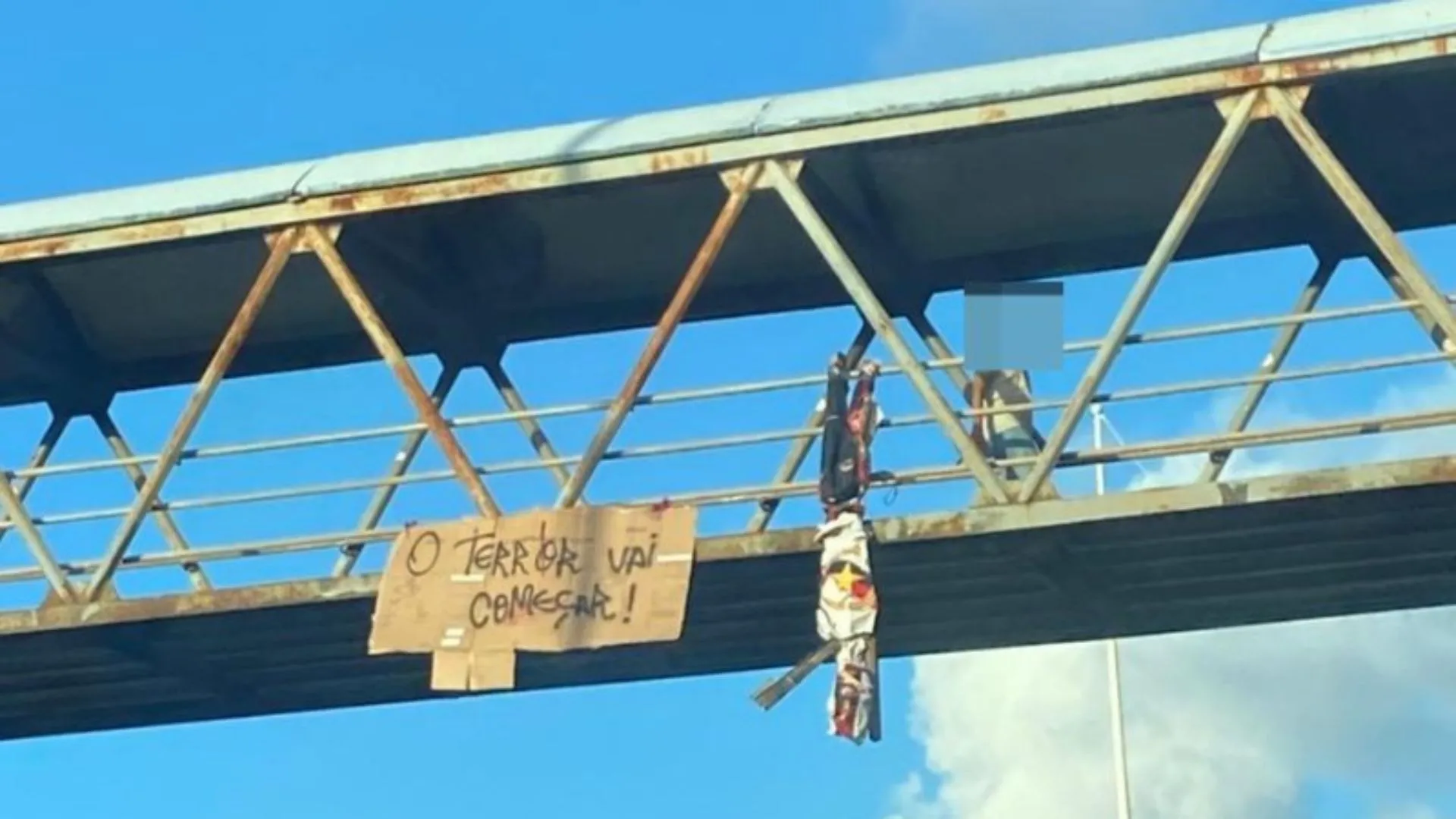 'O terror vai começar': em dia de BAVI boneco é pendurados em viaduto