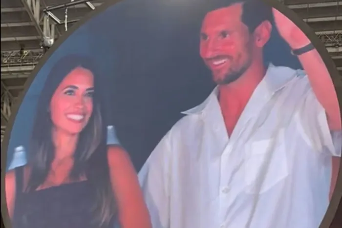 Vídeo: Messi é flagrado pela câmera do beijo em show do Coldplay