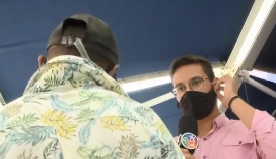 Espancado dentro de ônibus escolar na Bahia, jovem diz sofrer perseguição por conta da orientação sexual; "não querem aceitar"