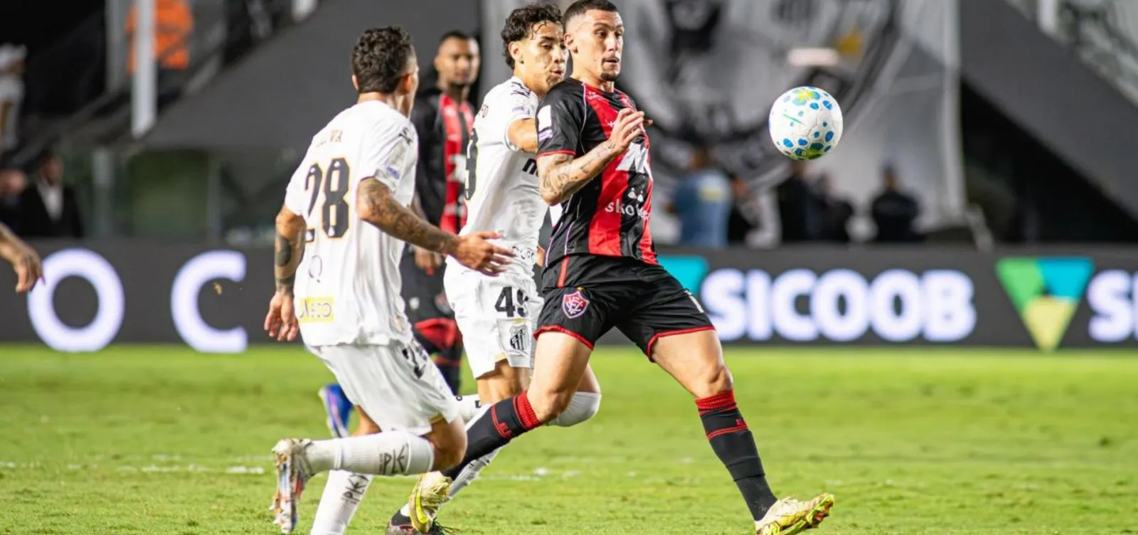 Vitória perde para o Santos por 3 a 1 e segue sem vencer fora de casa no Brasileirão 