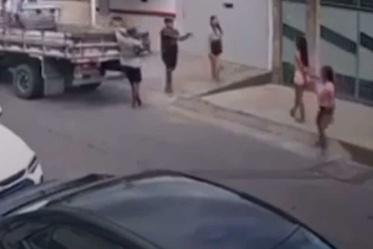 Homem atira em mulher e &eacute; flagrado por c&acirc;mera de seguran&ccedil;a, em Feira de Santana. Foto: Reprodu&ccedil;&atilde;o | V&iacute;deo