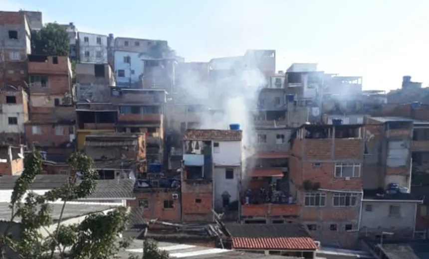 Casa pega fogo no Rio Vermelho