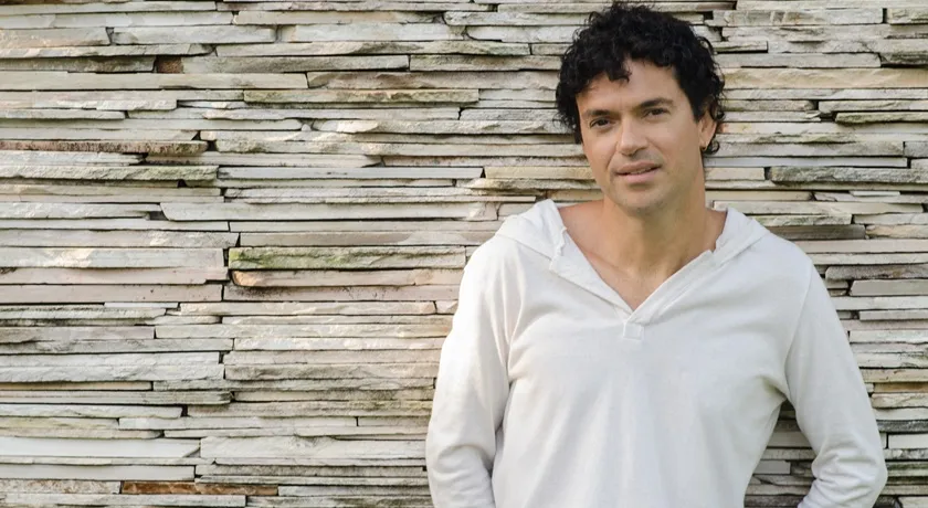 NOITE DOS NAMORADOS: Jorge Vercillo se apresenta em casa de shows e promete romantismo