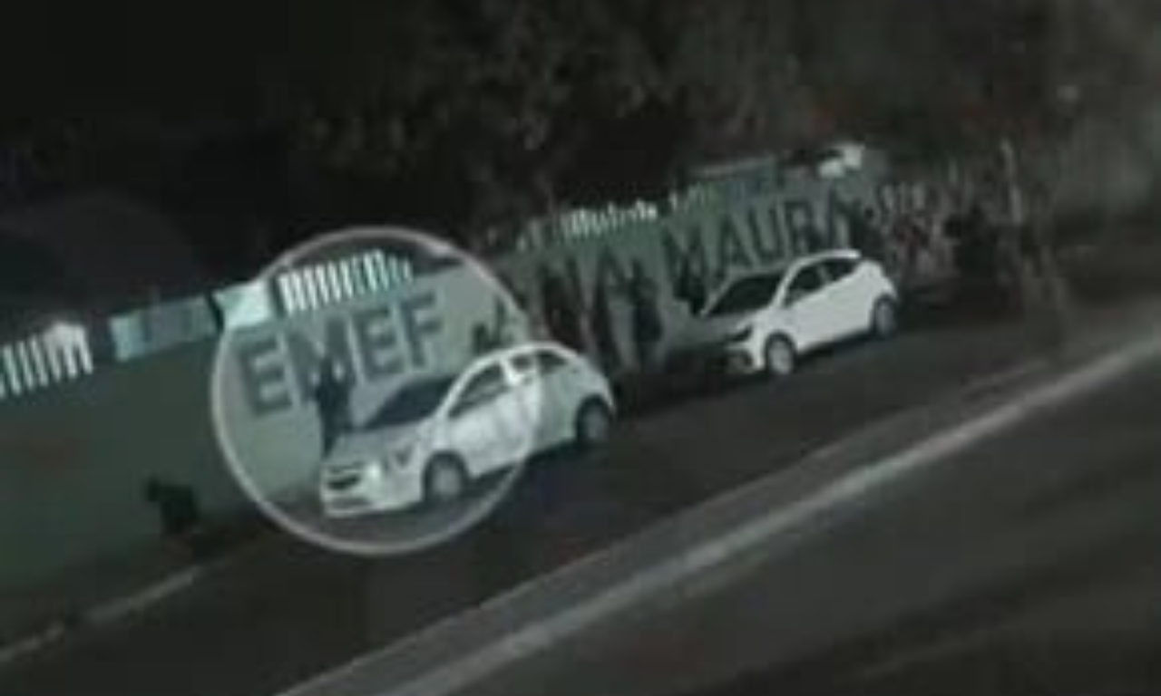 Câmeras de segurança flagraram Rildo andando pela rua enquanto segurava a vítima pelo braço. Foto: Reprodução