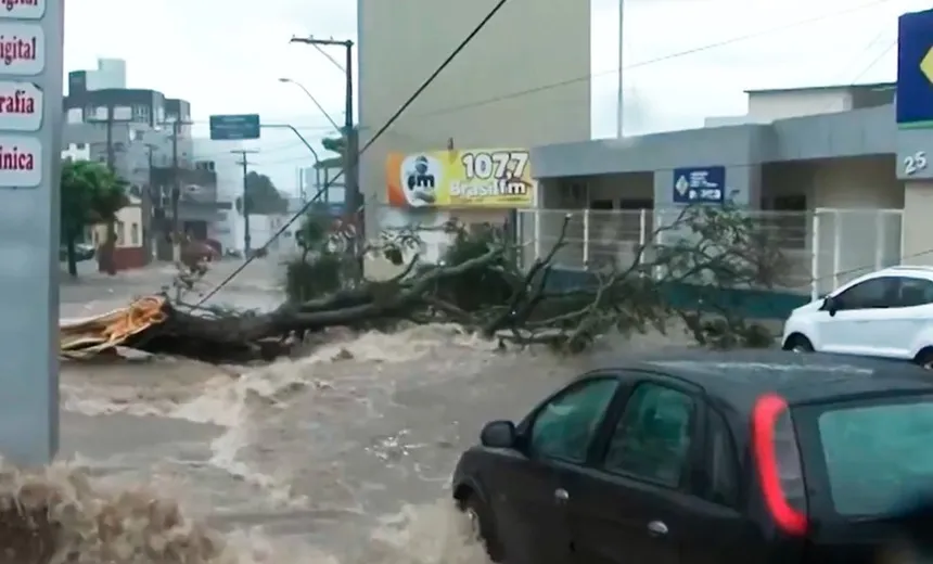 ‘TÁ BRABO’: Vitória da Conquista tem quase toda chuva do mês em duas horas