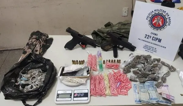 Traficantes percebem chegada da PM e abandonam armas e drogas em matagal de Simões Filho