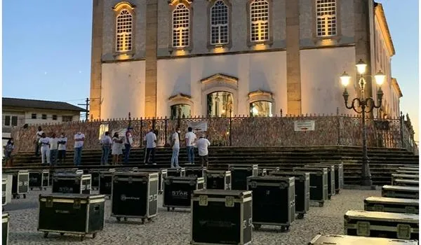 Profissionais da Cultura colocam caixas pretas em frente à Basílica do Bonfim, em Salvador 