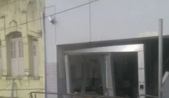Terror na madrugada: grupo armado explode agência bancária no interior da Bahia