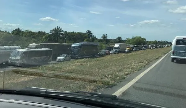 Operação para retirar caminhão que caiu em córrego trava trânsito na BR-324