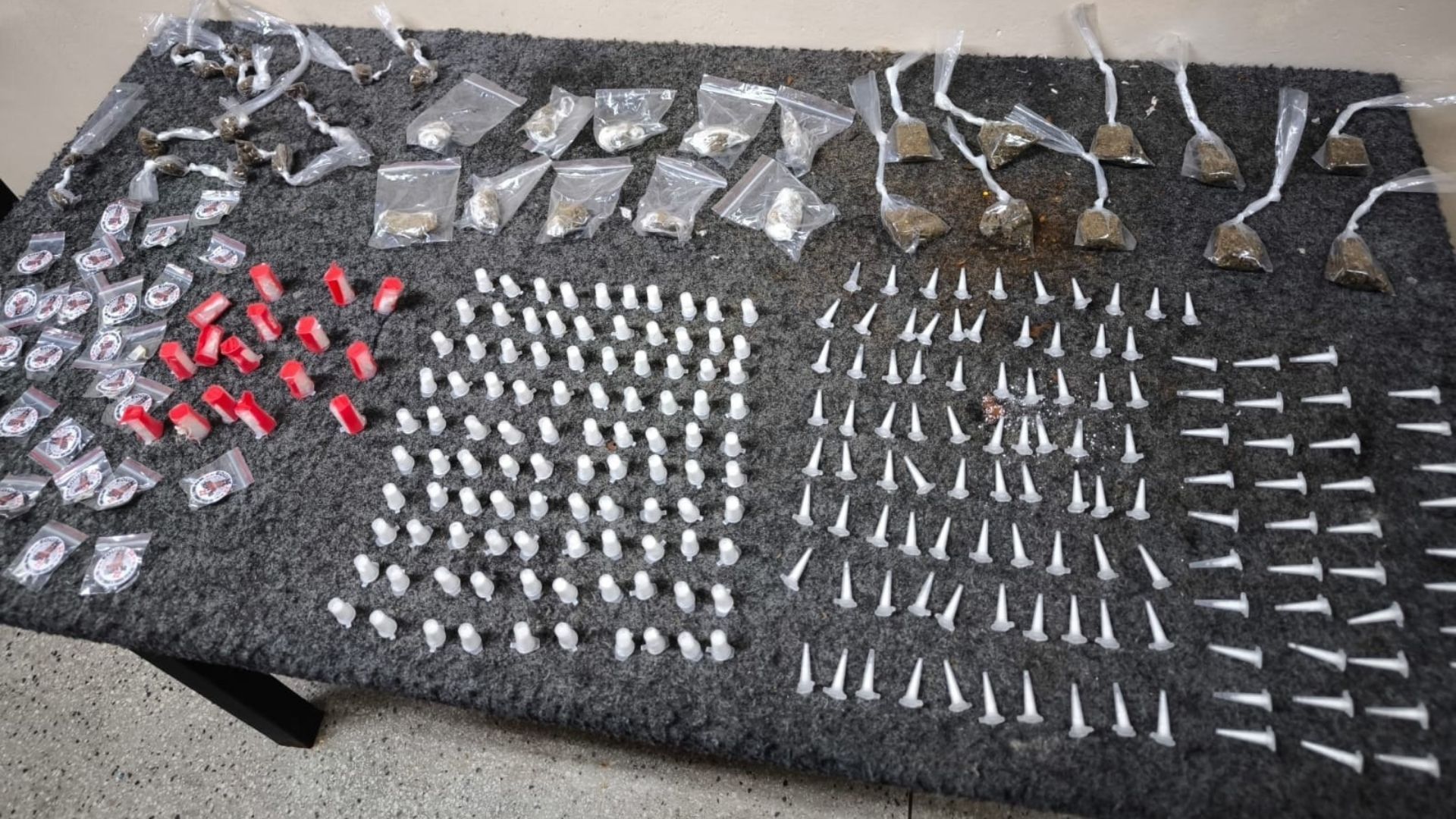 Troca de tiros na Liberdade resulta em 300 por&ccedil;&otilde;es de drogas apreendidas