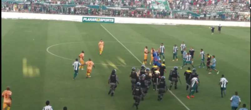 BARBÁRIE: Jogadores e torcedores brigam em campo no empate entre Gama e Brasiliense; Veja vídeo