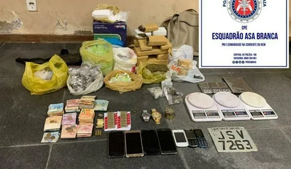 Polícia prende casal que transportava drogas em Feira de Santana; quantia em dinheiro também foi encontrada