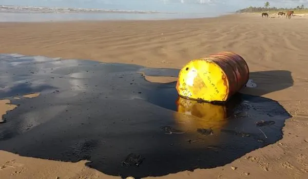Óleo encontrado no Rio de Janeiro não é o mesmo encontrado em praias do Nordeste