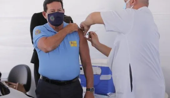 Vice-presidente Hamilton Mourão toma primeira dose da CoronaVac em Brasília; "cidadão consciente"