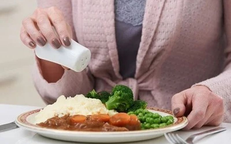 O consumo di&aacute;rio de sal recomendado pela Organiza&ccedil;&atilde;o Mundial da Sa&uacute;de &eacute; de at&eacute; 5 gramas por dia, mas os brasileiros costumam ingerir quase o dobro/Foto: Shutterstock