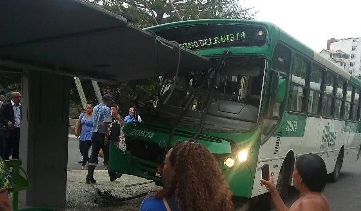 VIVENDO PERIGOSAMENTE: Por dia, passageiro tem risco de sofrer entre 4 assaltos e 4 acidentes andando de ônibus em Salvador