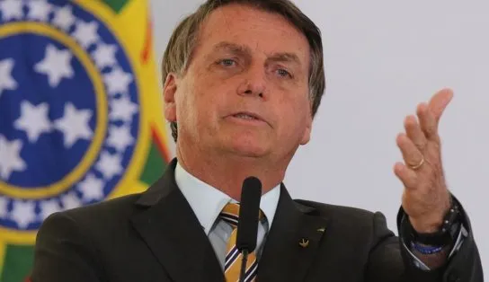 Estudante lê versículo da Bíblia para Bolsonaro e finaliza chamando o presidente de "farsa"; assista