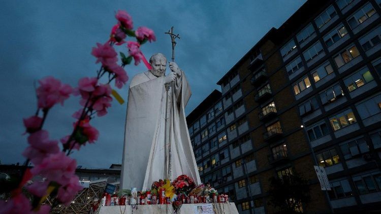 Imagem de São João Paulo II na praça interna do Hospital Agostino Gemelli. Foto: Reprodução | Vatican News